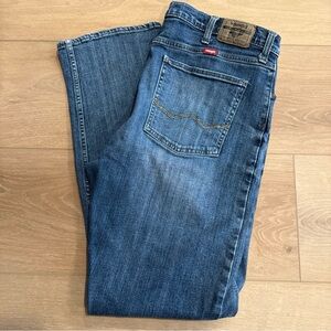 Wrangler Premium Quality Men's Blue Jeans 38x32 Med. Wash Denim Comfort Straight
